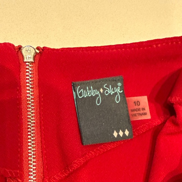 🆕 Gabby Skye Tiered Ruffle Sleeve Mini Dress, Dark Red, Size 10 - Picture 8 of 11